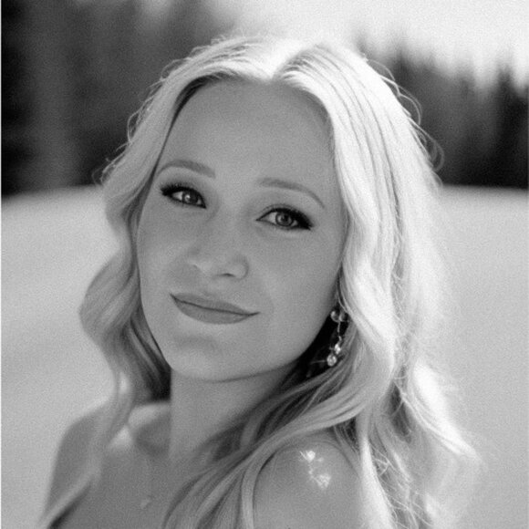 Meet your Posher, Nicole - Picture 1 of 1